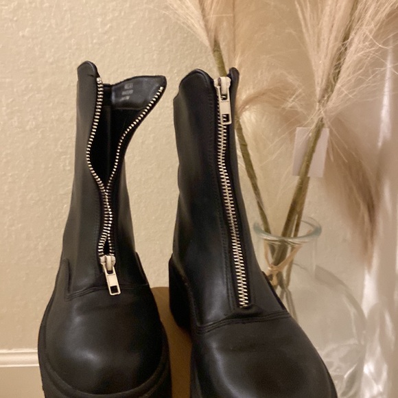 Nasty Gal blk platform boot w/ zipper. Size 6. Fits closer to size 6.5. Worn 1x - Picture 2 of 4